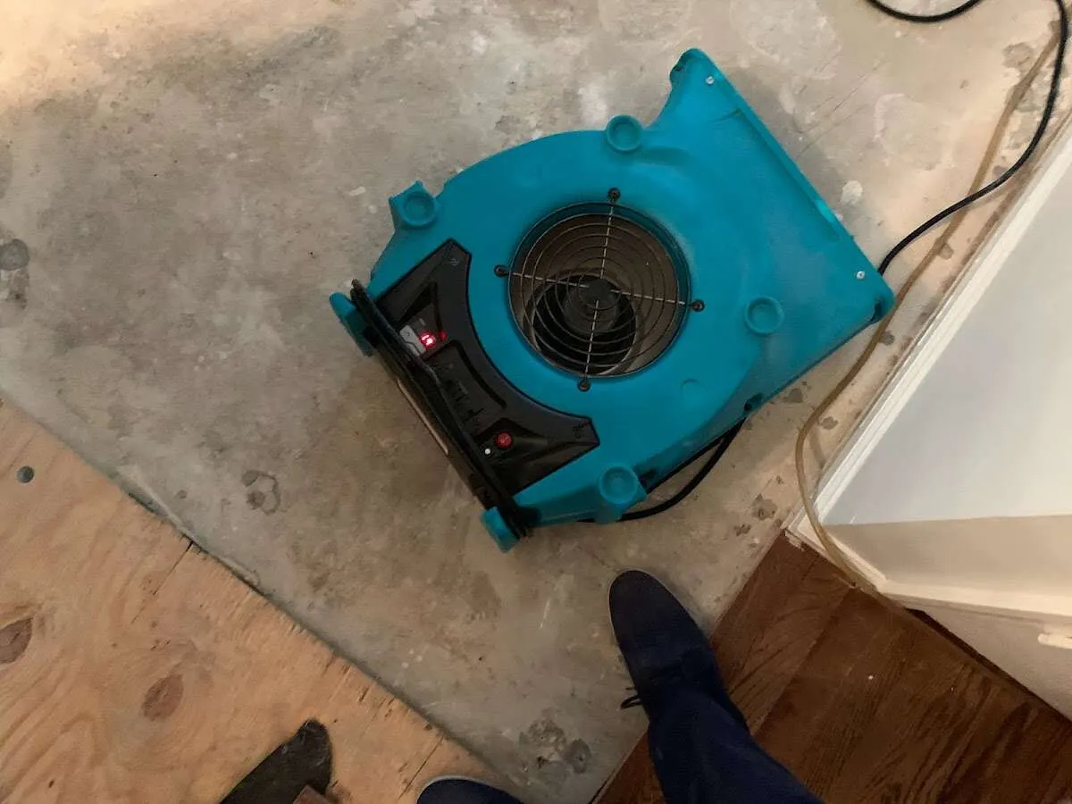 Air mover drying subfloor during Leak Detection & Repair in Progreso
